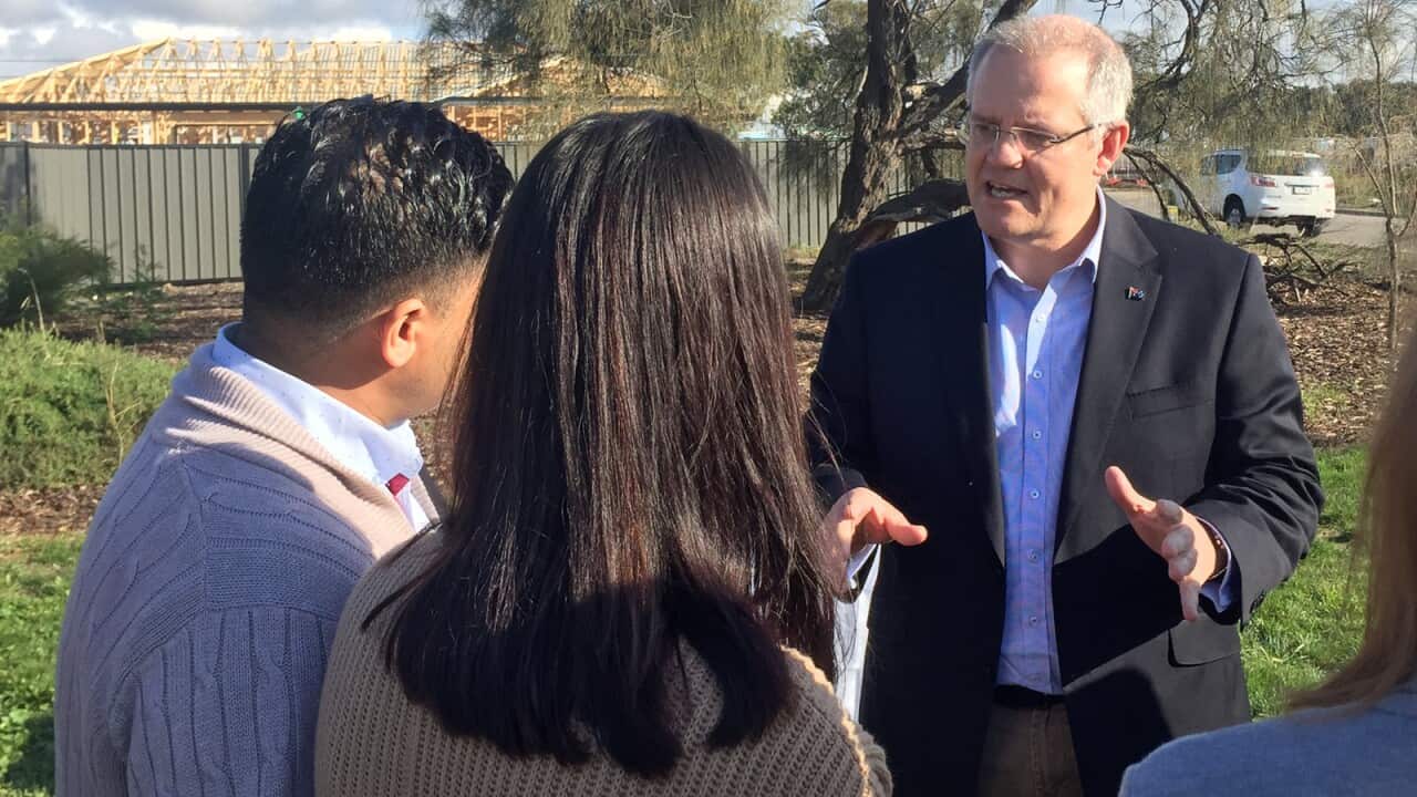 اسکات موریسون نخست وزیر استرالیا در حال گفتگو با افرادی که می خواهند اولین خانه خود را بخرند.