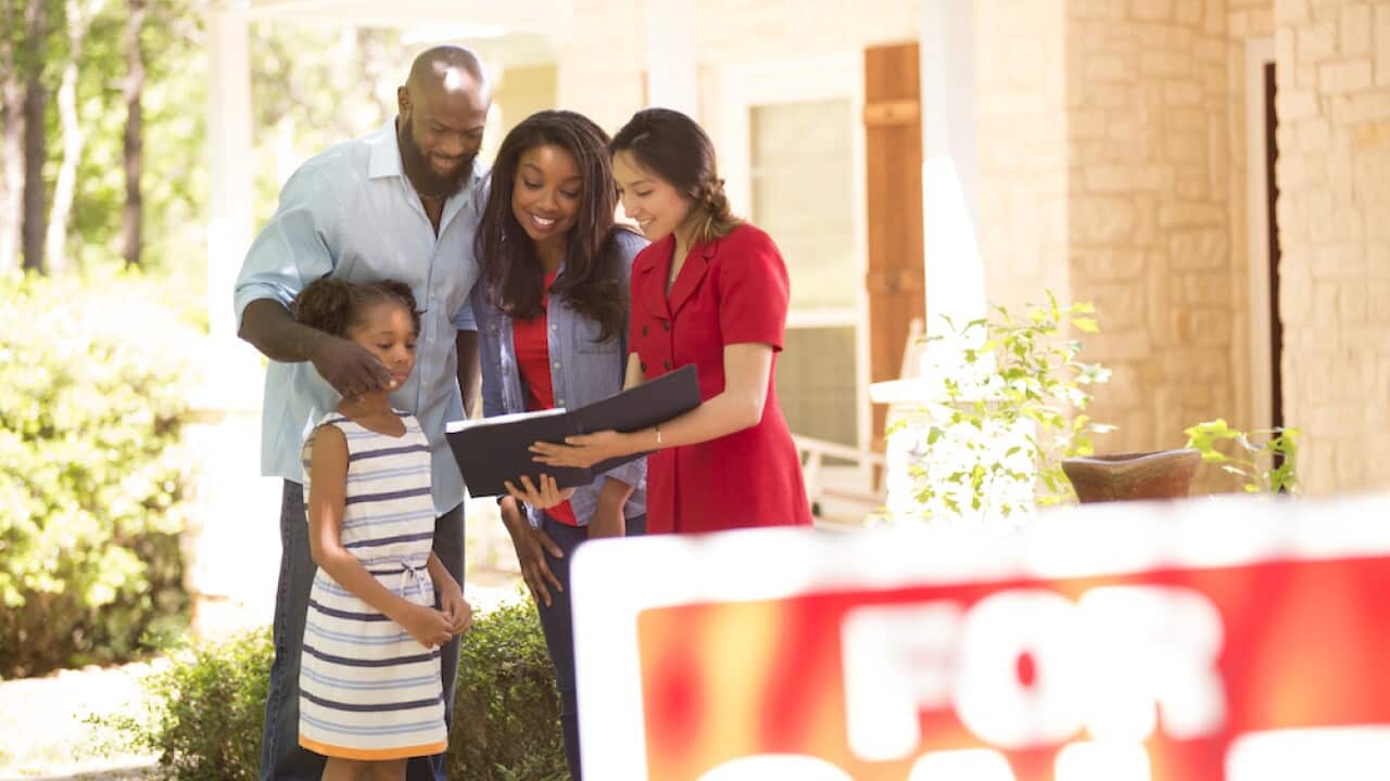 Familia yatazama hati zaku nunua nyumba