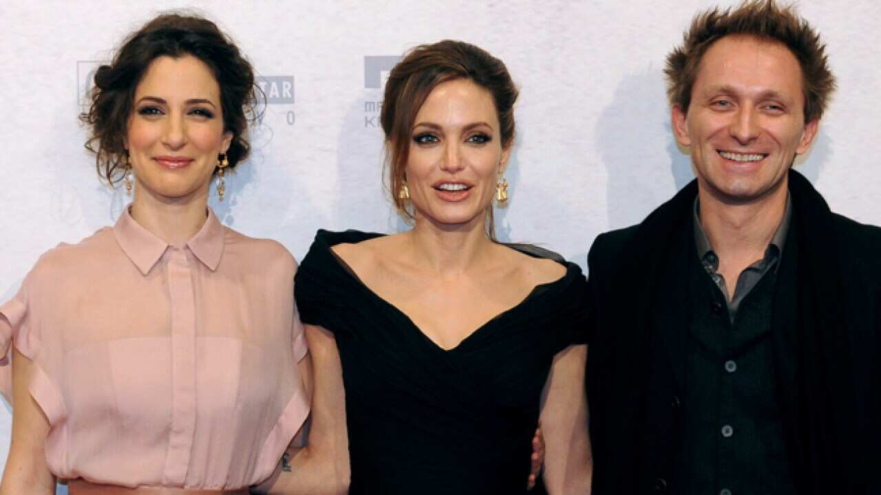 Jolie_Bosnia_120216_B_getty_2103300644