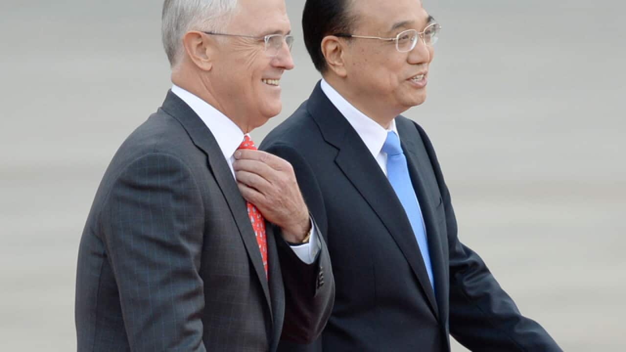 Malcolm Turnbull (L) walks with Chinese Premier Li Keqiang