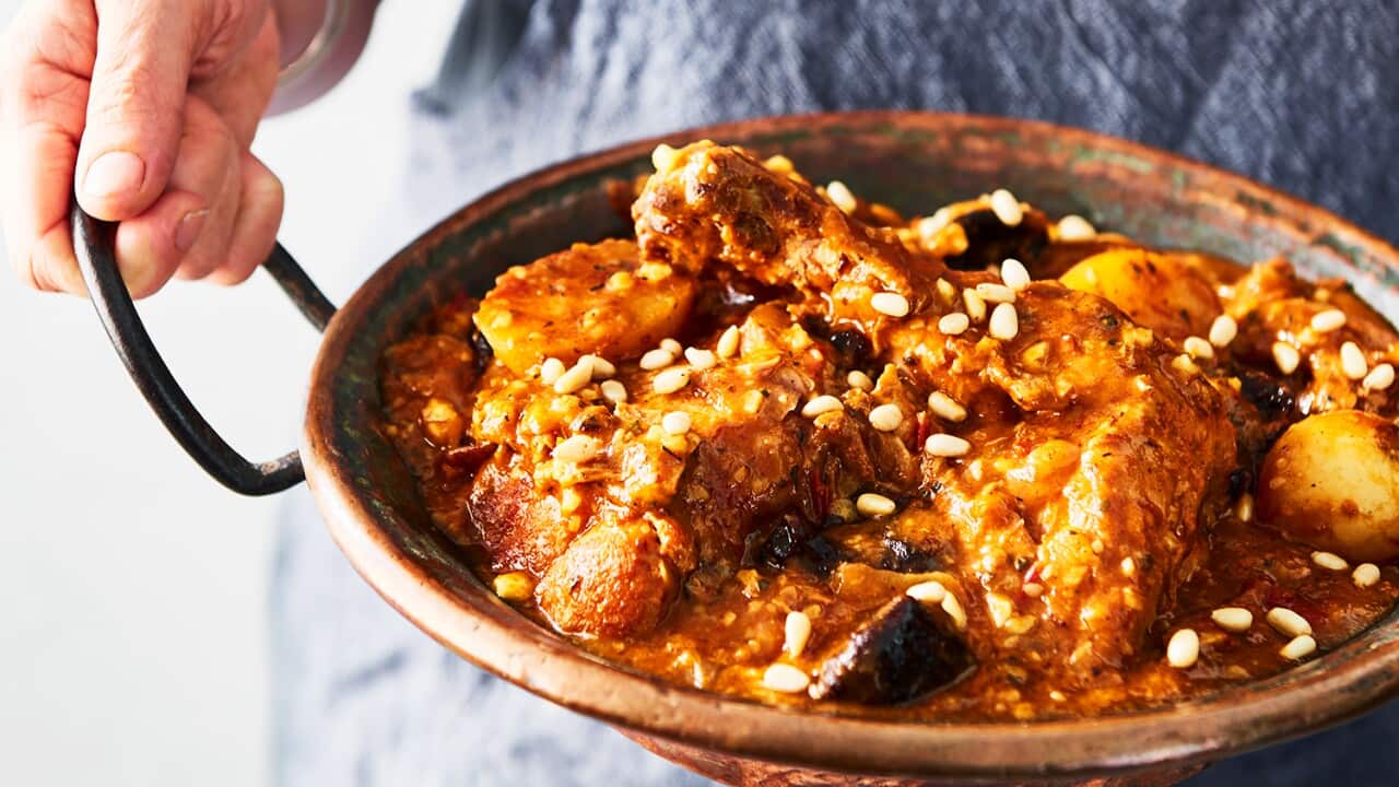 Turkey roast with prunes and pine nuts (rostit d'indiot)