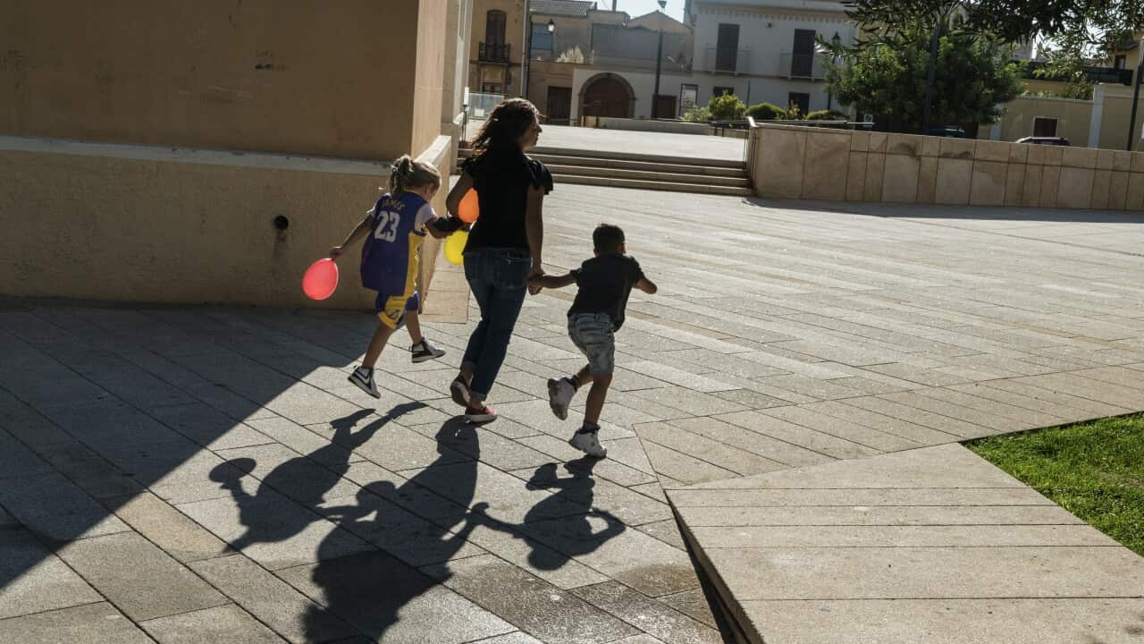 Educatrice con due bambini della casa famiglia Casa delle Stelle della Fondazione Domus De Luna a Quartucciu, Progetto Sa Domu est Pitticca, Su Coru Mannu.