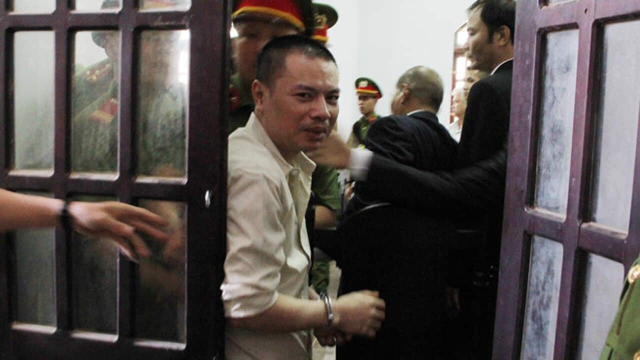 Đặng Văn Hiến được đưa ra xe sau phiên xử