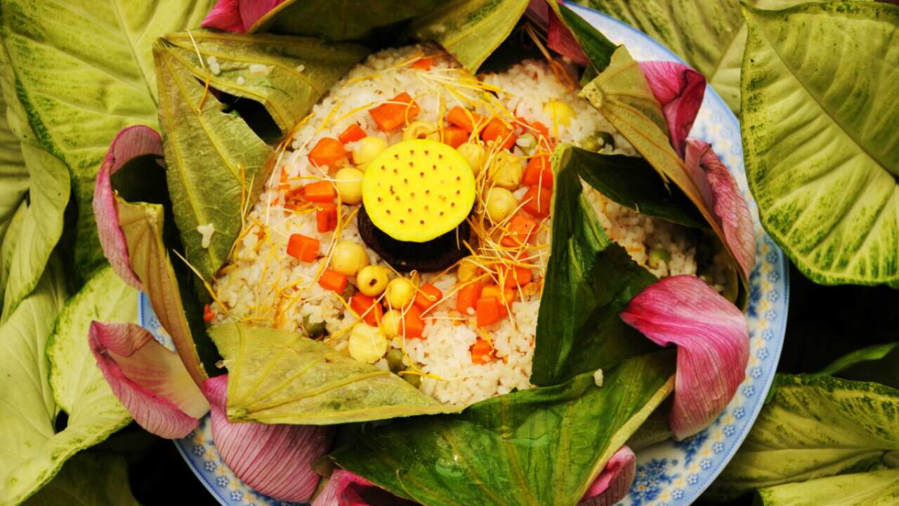 Pagon Rice Pagoda rice steamed in lotus leaf (com hap la sen) recipe | SBS Food