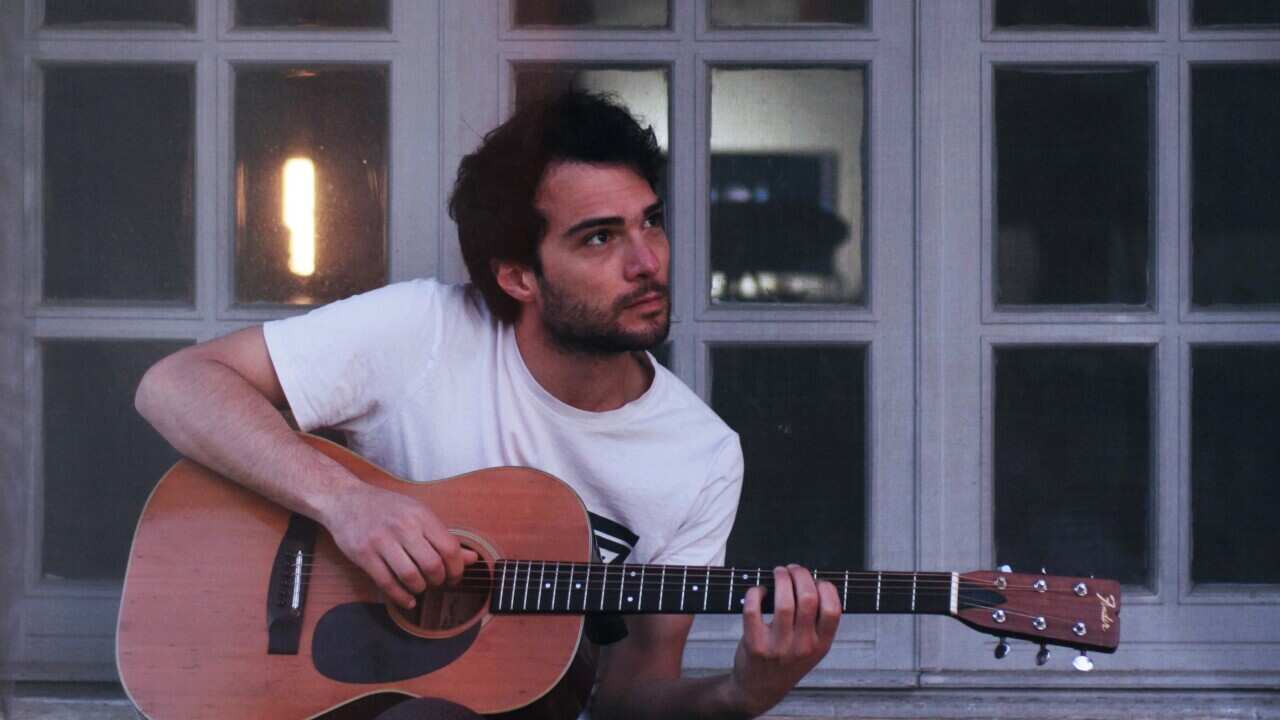 Il cantautore salentino Flippo Bubbico, figlio e fratello d'arte