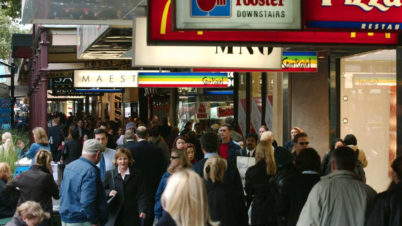 Melbourne, June 20, 2002. Melbourne shoppers walk down Bourke street at the start of the "mid-year stock take sales". (AAP Image/Joe Castro) NO ARCHIVING