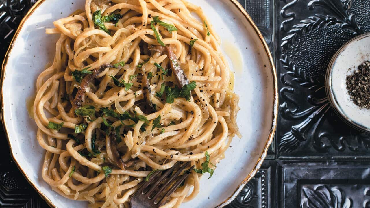 Thick spaghetti with onion and anchovy (bigoli in salsa)