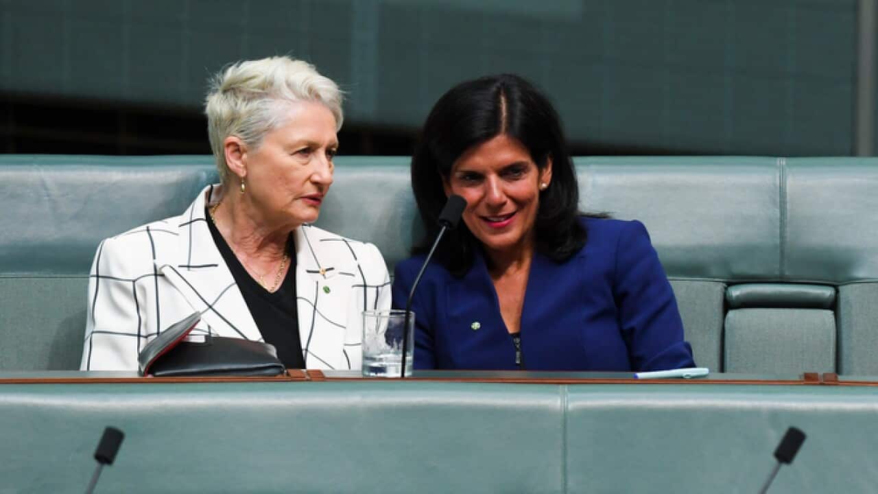 Wabunge huru Kerryn Phelps (kushoto), na Julia Banks (kulia) ndani ya bunge la taifa mjini Canberra