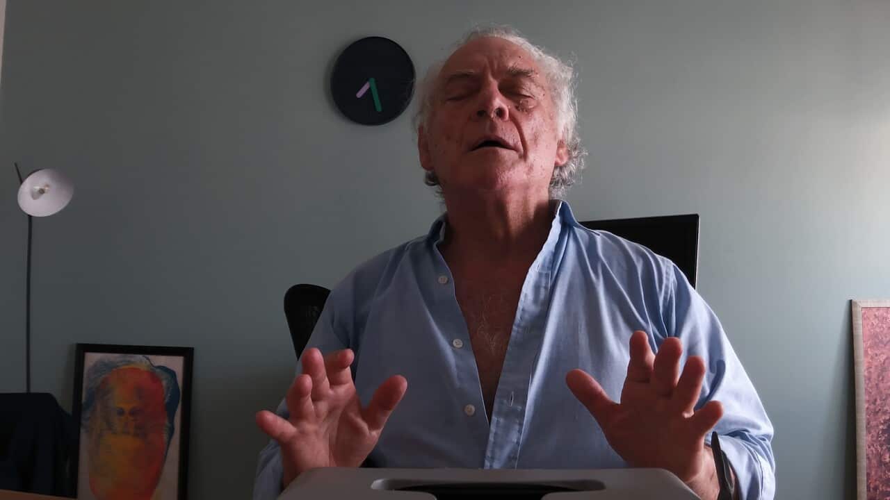 Mindemic_(Opera Zero)_Nino (Giorgio Colangeli) parla alla sua macchina da scrivere.jpg