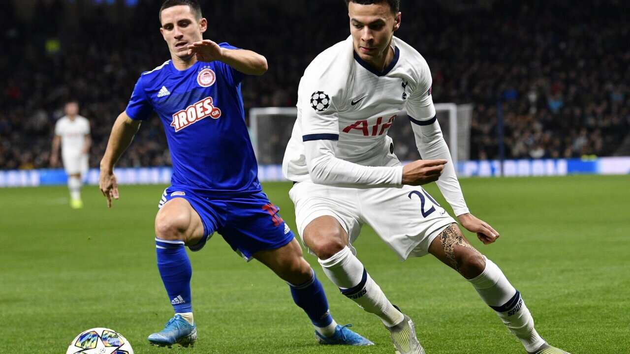 Dele Alli (R) of Tottenham in action against Daniel Podence of Olympiacos during the UEFA Champions League Group B match between Tottenham Hotspur and Olympiacos Piraeus in London, Britain, 26 November 2019. EPA/NEIL HALL