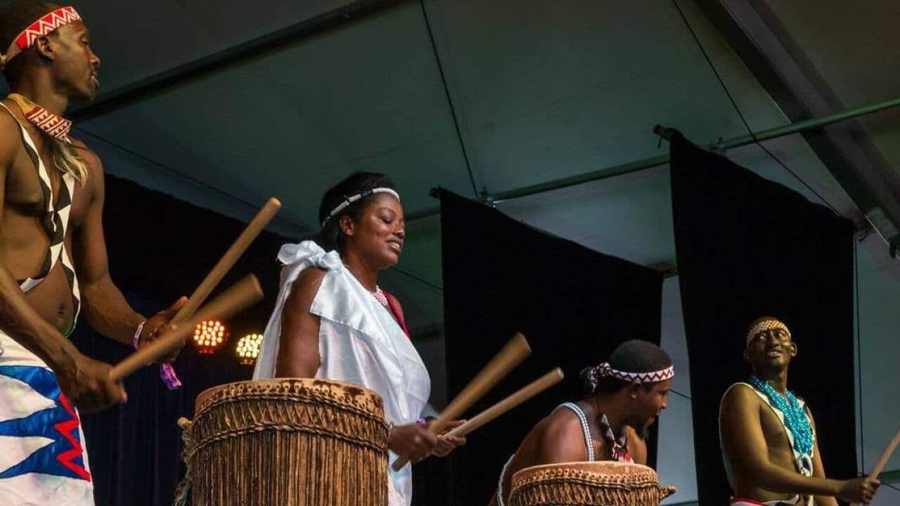 Umurwi w'abantu bariko baravuza ingoma z'ikinyarwanda mu ntara ya Queensland.