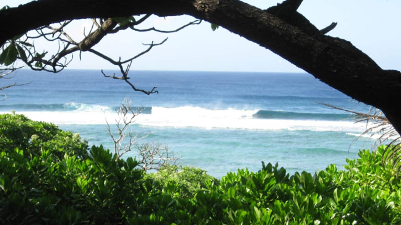 cocos_beach_120304_B_EPA_371456151