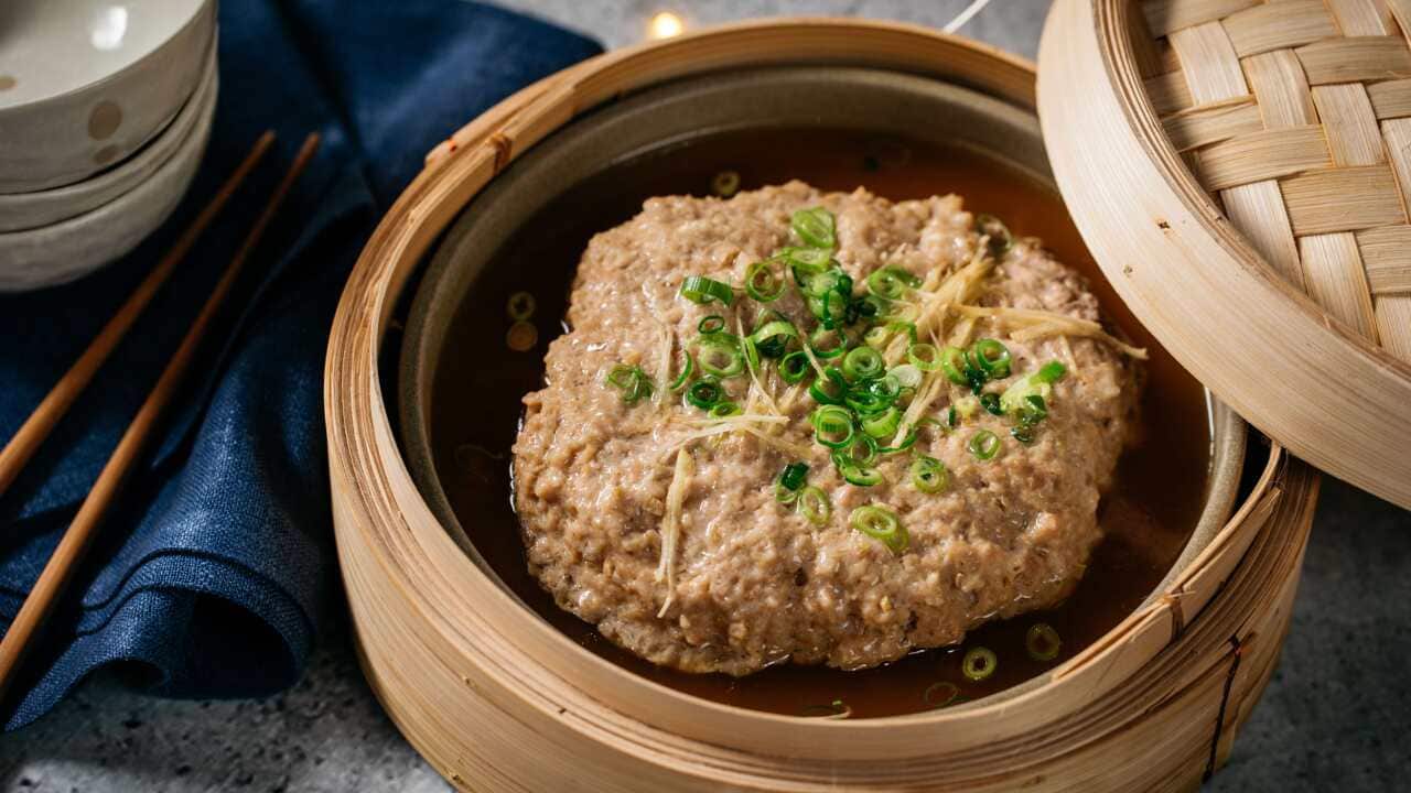 Cantonese steamed pork patty (yook bang)