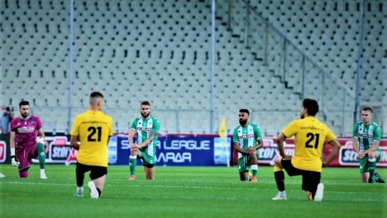 ΑΕΚ - Παναθηναϊκός: Γονάτισαν στη σέντρα οι παίκτες πριν την έναρξη στη μνήμη του Φλόιντ.