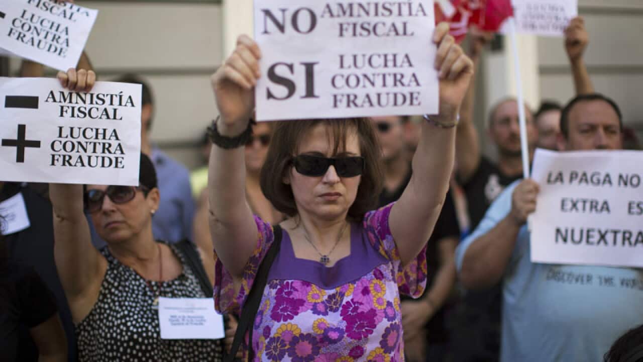 Spanish civil servants protest wage cuts