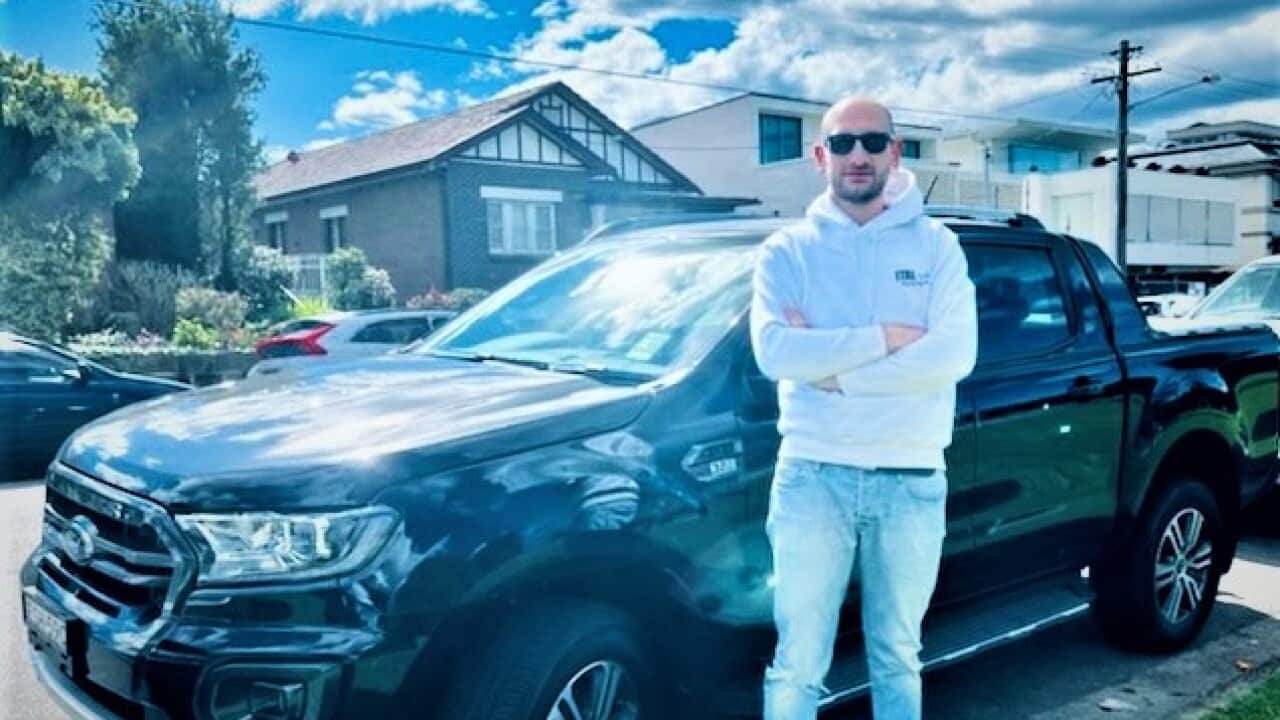 Ottavio Martello in posa davanti alla sua auto