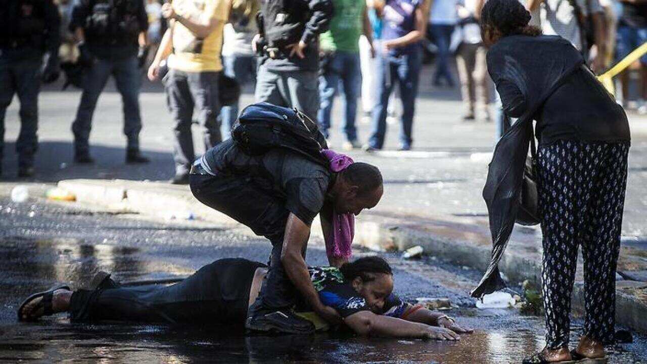 Un'immagine degli scontri di piazza indipendenza