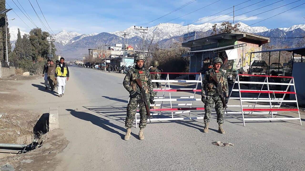 (File image) Pakistani soldiers standing guard at a checkpoint in Parachinar