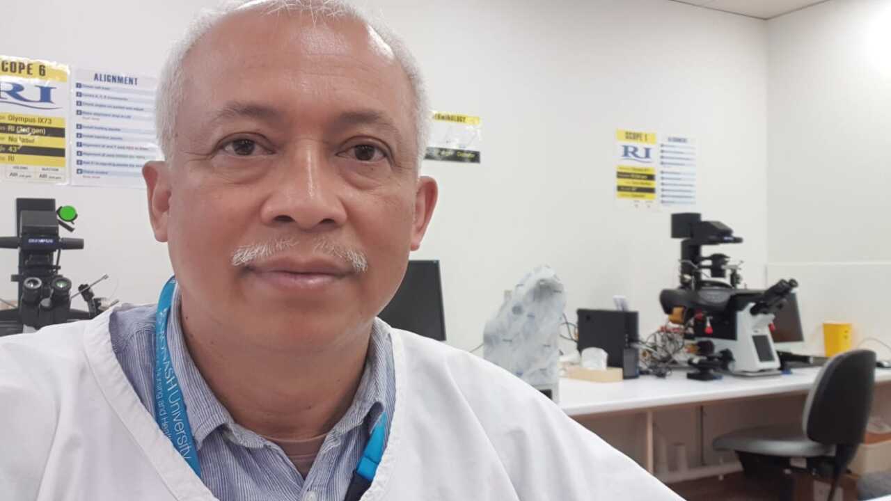 Dr Moelyoto Pangestu working in his laboratorium at Monash University, Feb 2021.