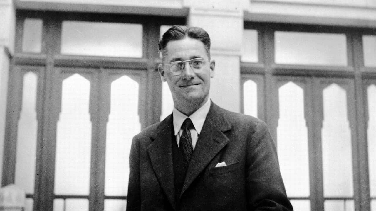 L0023579 Professor Florey visits M.E. to lecture on Penicillin.