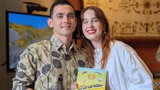 Kris Redden and Ruby Healey co-authoring the book _Merantau_ Stories of Indonesian Food and Migration._ Credit_ SBS Indonesian_Anne Parisianne.jpg