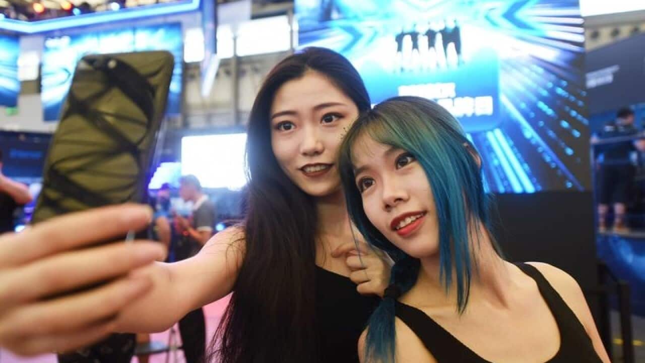 Chinese showgirls take a selfie