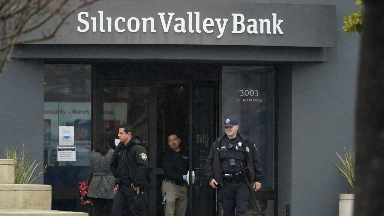 Police officers leave Silicon Valley Bank, Santa Clara (AAP).jpg