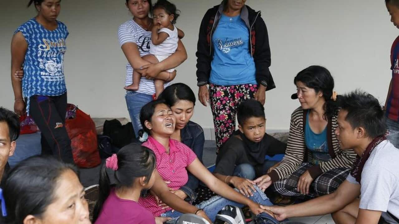 Villagers wait in shelters amid Bali volcano alerts