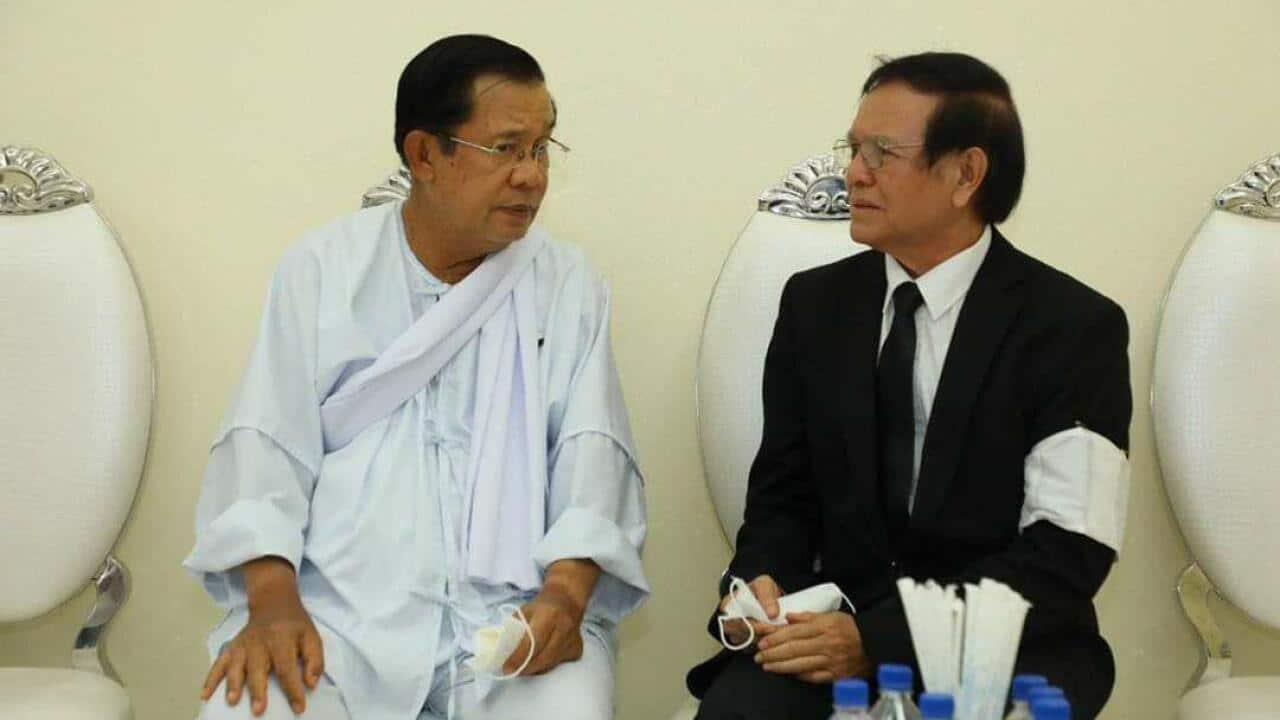 PM Hun Sen meets with Kem Sokha on his mother in law's funeral