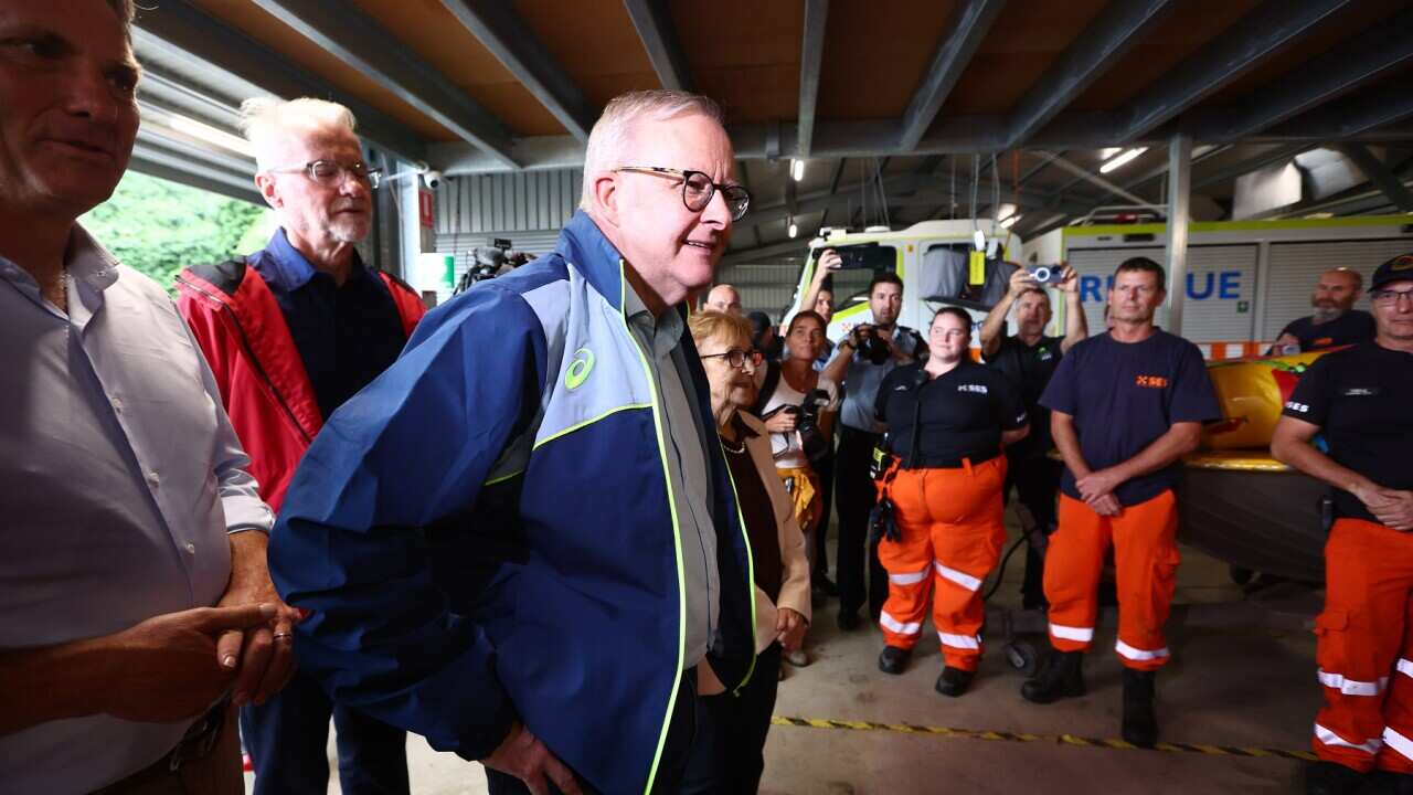 Il primo ministro Anthony Albanese di fronte ai volontari dei servizi di emergenza al SES Centre a Lismore, New South Wales.