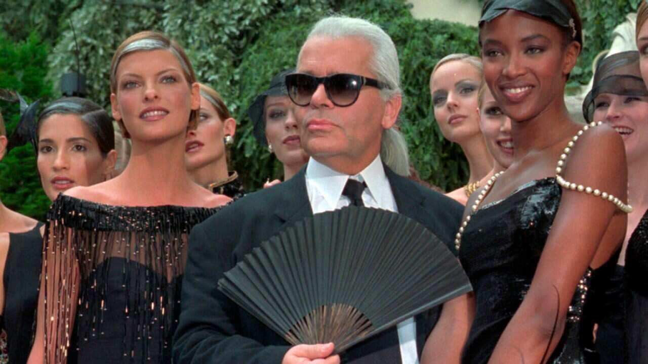Karl Lagerfeld with Canadian model Linda Evangelista, left, and British model Naomi Campbell