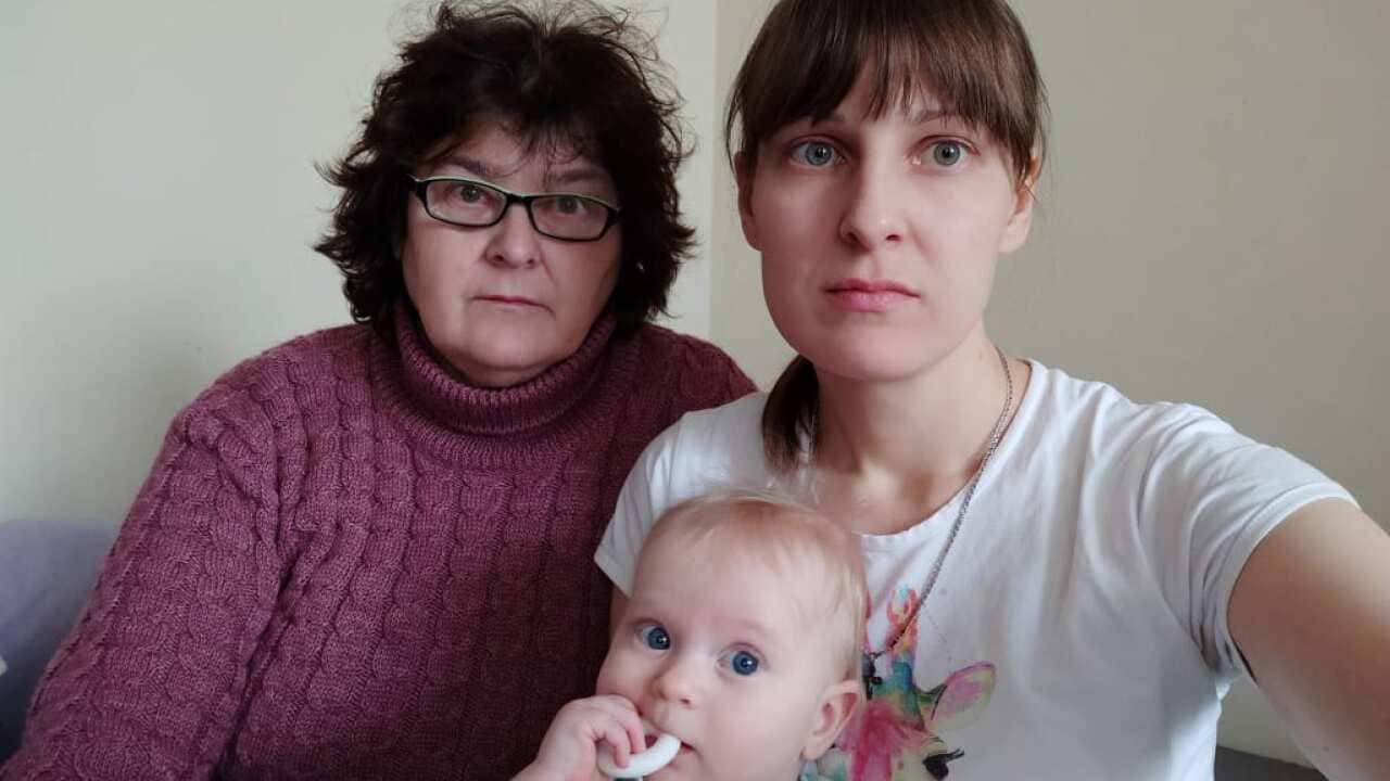 Пані Олена Кузьміч з донею та внучкою у Польщі.