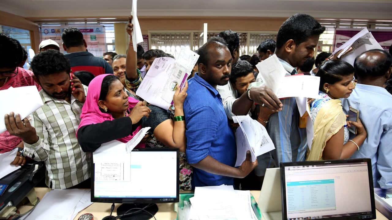 People stand in queue to exchange Indian rupee notes at a bank in Bangalore, India, 10 November 2016.