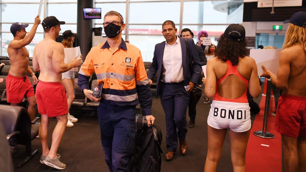 Wasafiri kutoka Melbourne, wakaribishwa katika uwanja wa ndege wa Sydney.