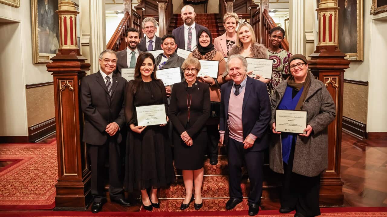 برندگان جوایز بشردوستانه ۲۰۲۲ در کنار فرماندار نیوساوتولز مارگارت بیزلی