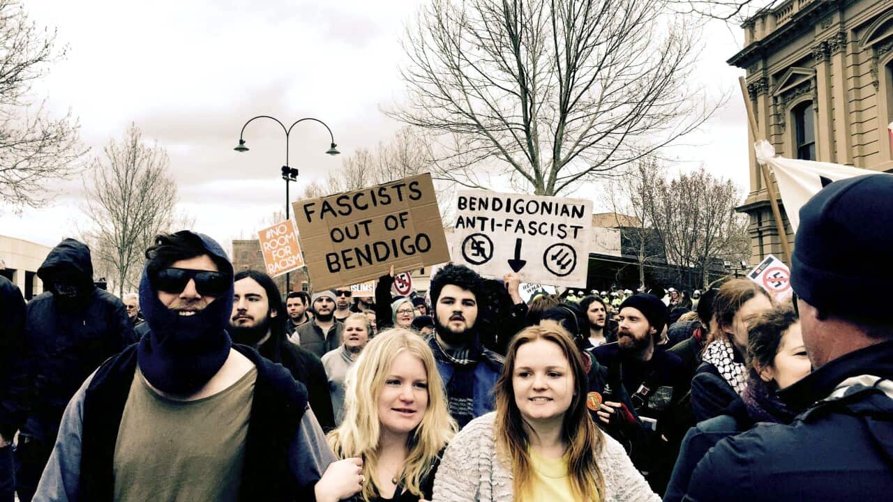 Anti-racism protesters rally in opposition to an anti-Islam rally in Bendigo, Victoria, Saturday, Aug, 29. 2015. Police kept the two groups apart on the steps of Bendigo Town Hall. (AAP)