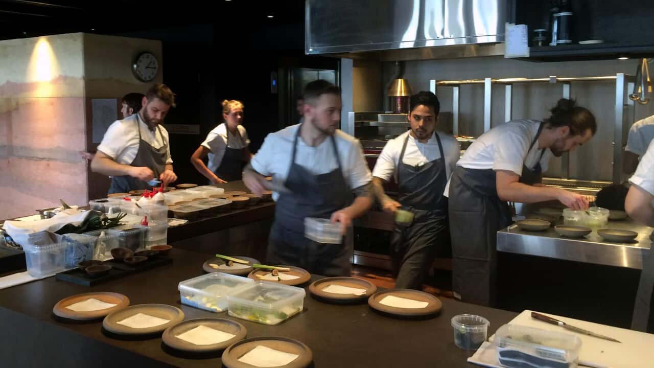 Chef al lavoro in un ristorante di Barangaroo, a Sydney