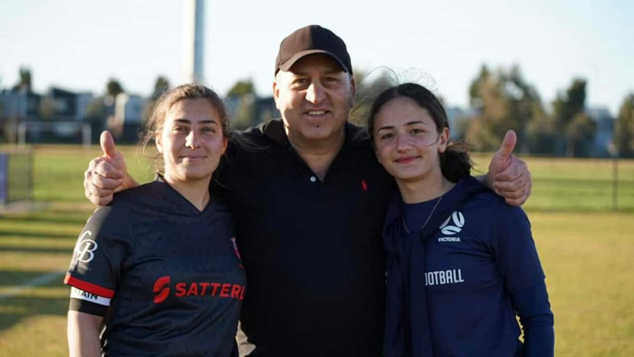 اللاعبة دانيللا بطرس (يمين) والمدرب باسم راشو (وسط) والمدربة شاميران راشو (يسار).png