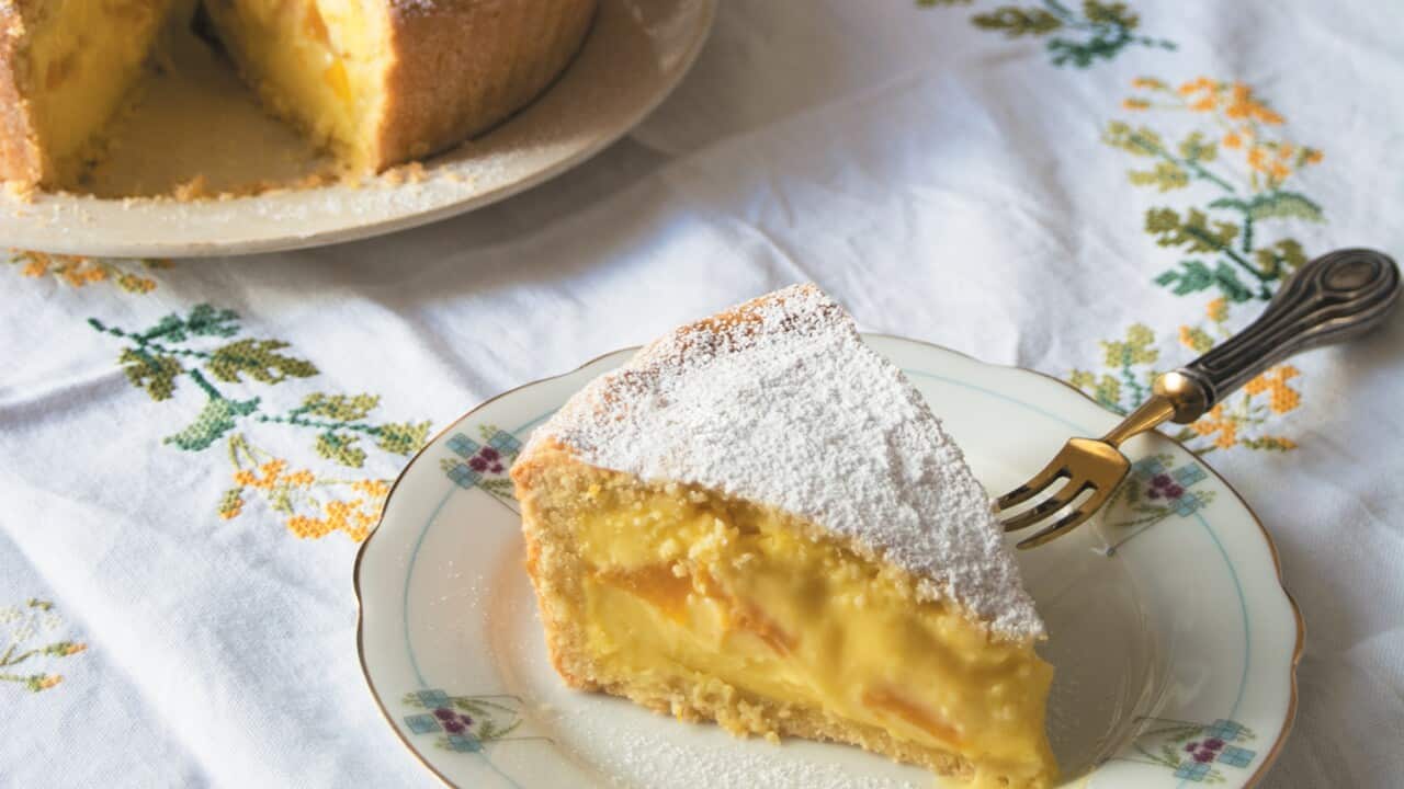 Custard pie with peaches (torta pasticciotta con le pesche)