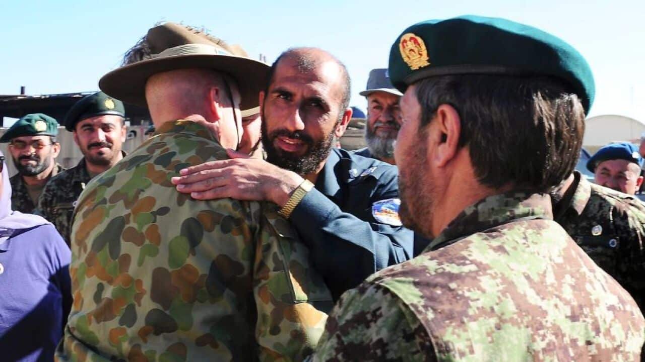 جنرال مطیعالله خان، فرمانده سابق پولیس ارزگان (وسط) در سال ۲۰۱۵ در کابل کشته شد.