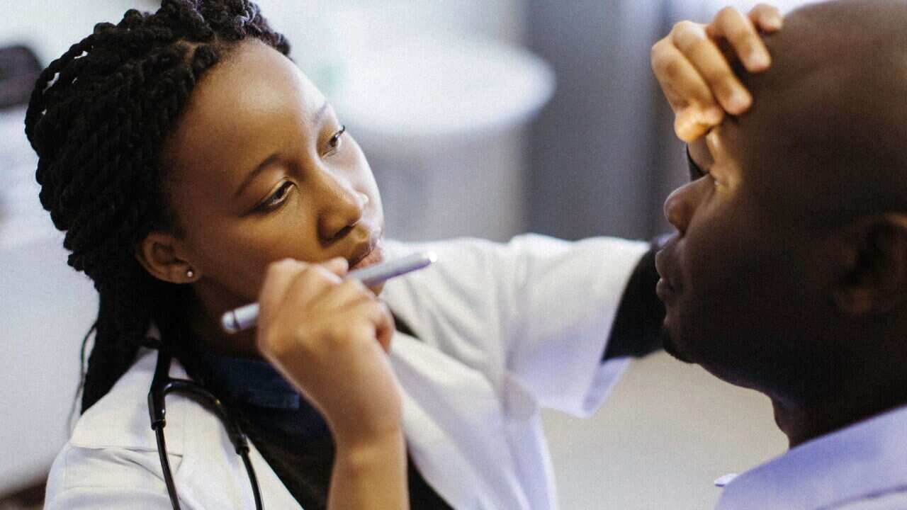 mwanaume afanyiwa uchunguzi wa macho