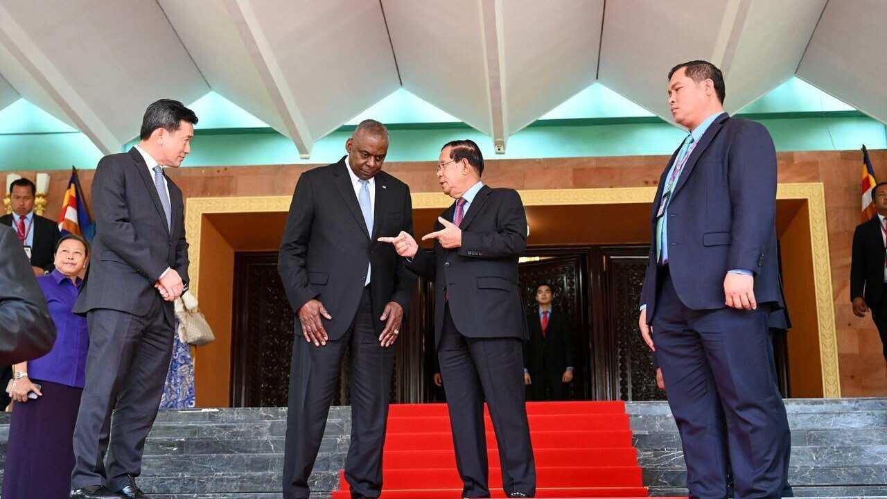 US secretary of Defense Lloyd J. Austin and Cambodian president of Senate Hun Sen.jpg