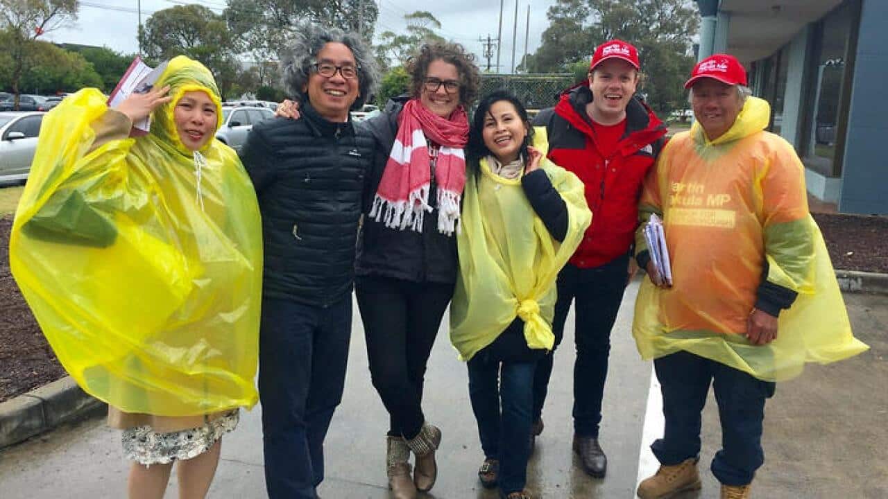 Tiến sĩ Kiều Tiến Dũng (thứ nhì từ trái) và các thiện nguyện viên dãi nắng dầm mưa trong ngày bầu cử.