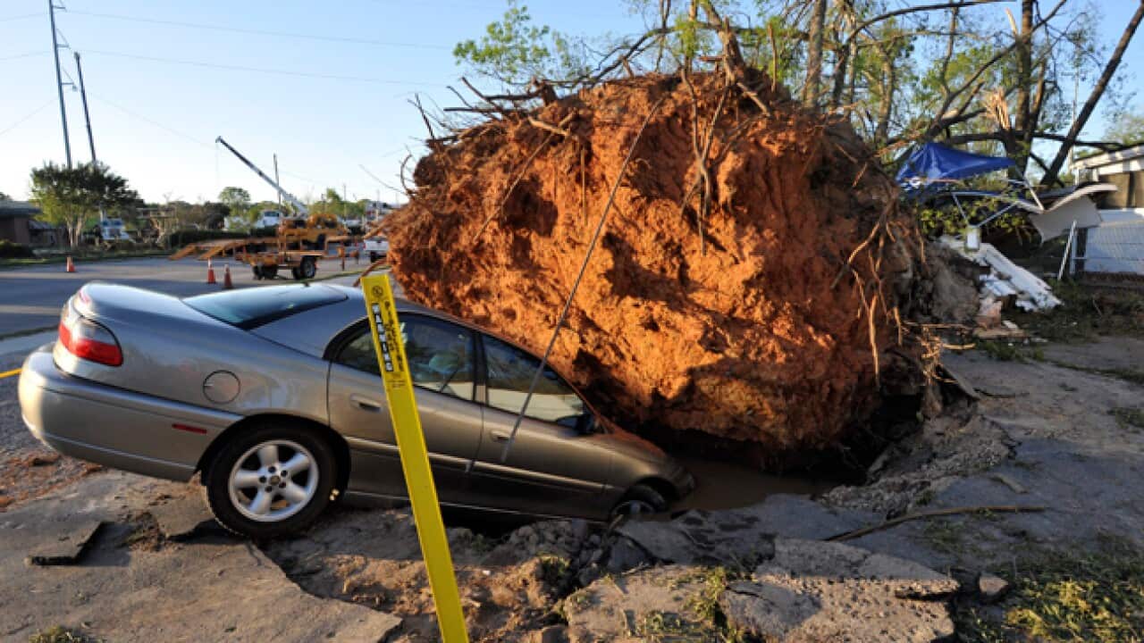 North-Carolina_usa_tornado_180411_B_AAP_924983127