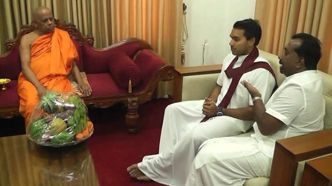 Joint opposition Parliament members visit Asgiri Maha Nayake Thero