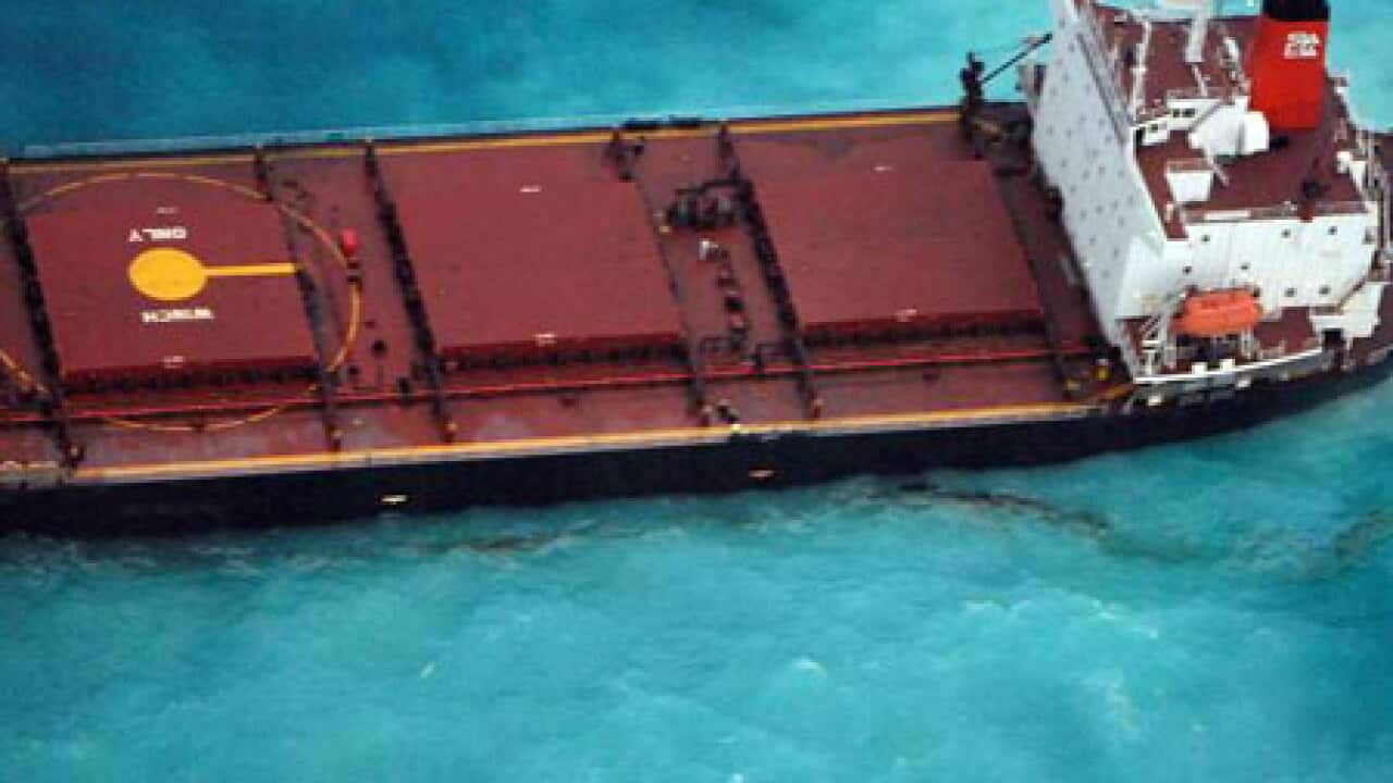 100404_oilspill_greatkeppel_B_aap_1419312344