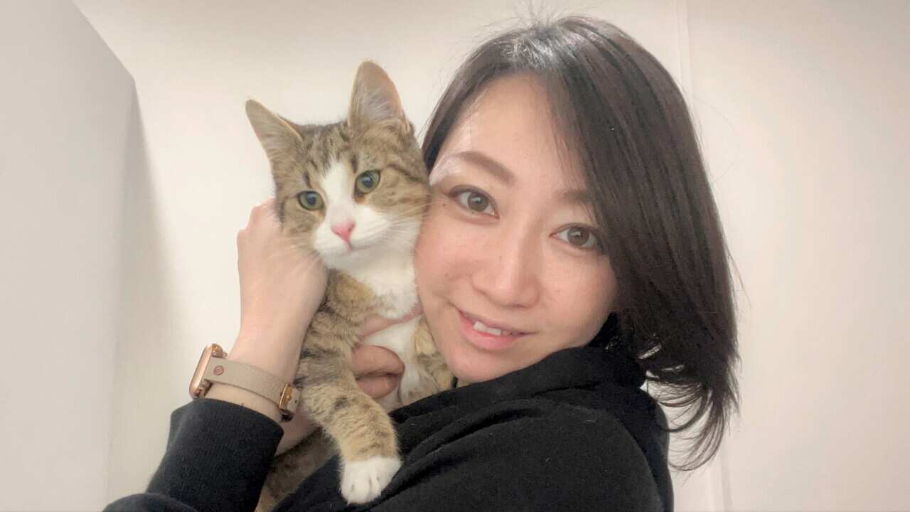 Cafe owner Yuki with Cotton (SBS-Sandra Fulloon).jpg