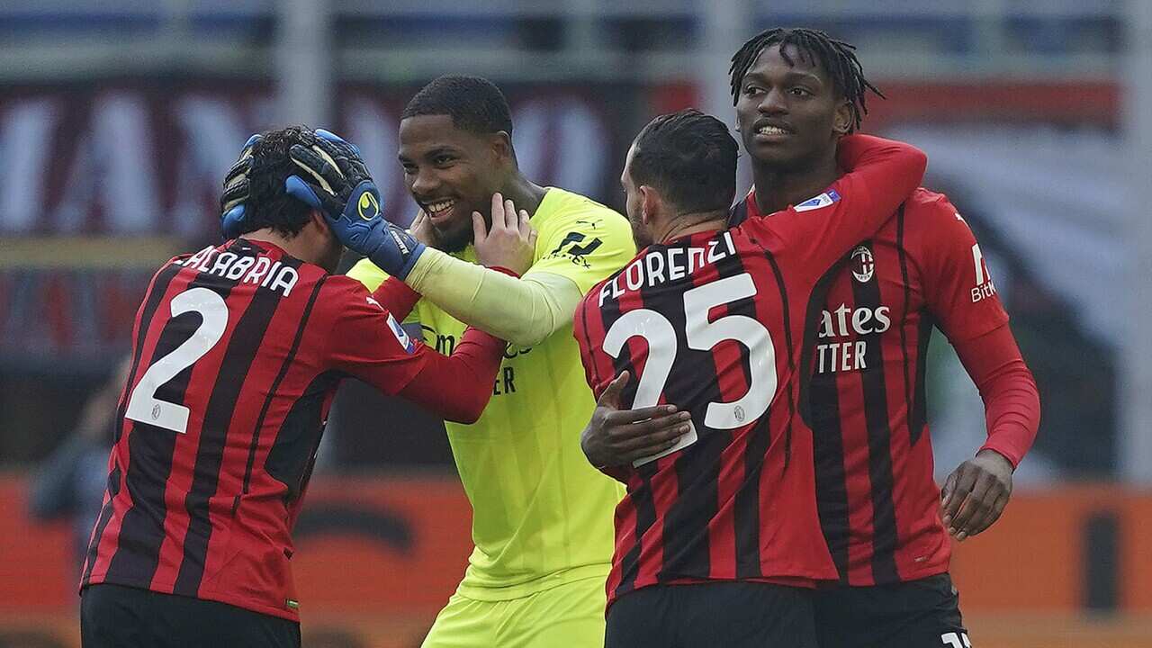 I giocatori del Milan festeggiano il gol-partita contro la Sampdoria segnato da Rafael Leao