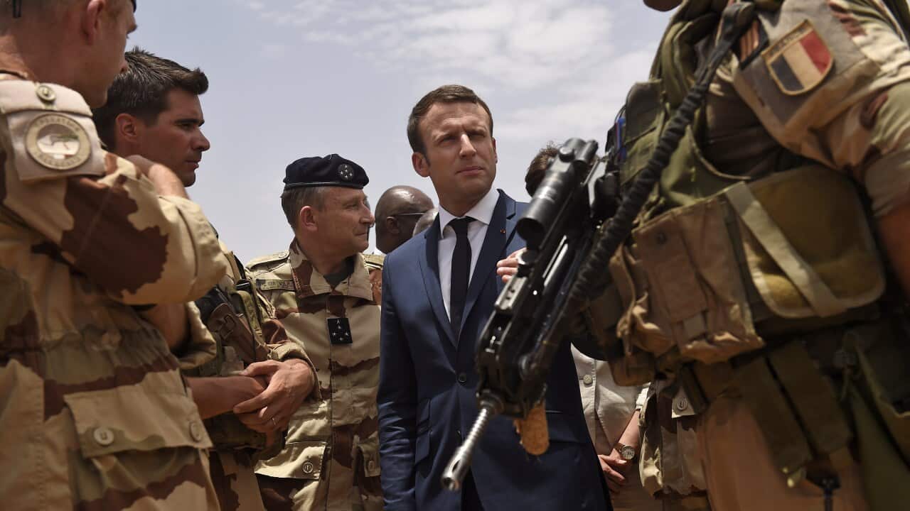 Le président français Emmanuel Macron rend visite aux troupes de l'opération militaire Barkhane, opération de lutte contre le jihadisme au Sahel, à Gao, au Mali, le 19 mai 2017.
