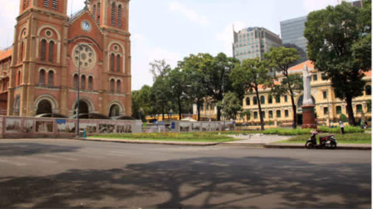 Nhà Thờ Đức Bà sáng ngày 1/04/2020